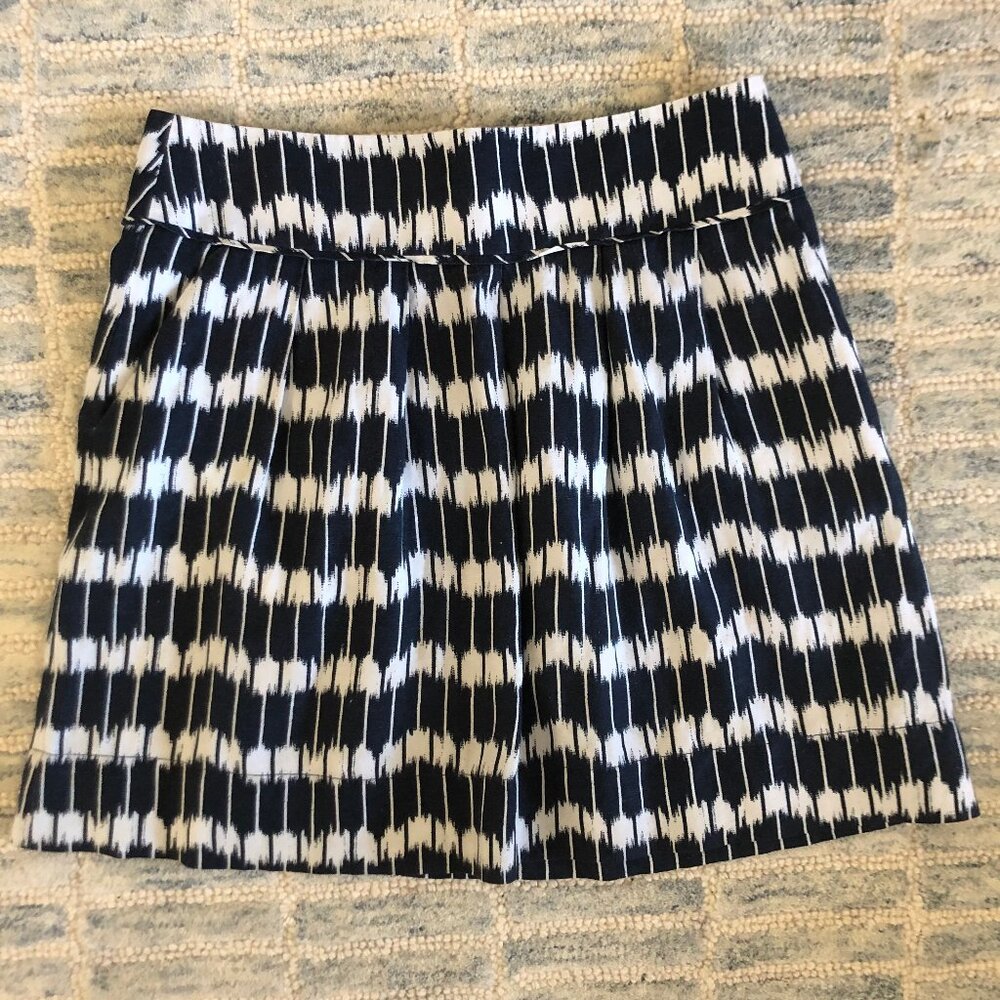 LOFT navy and white geometric skirt with pockets